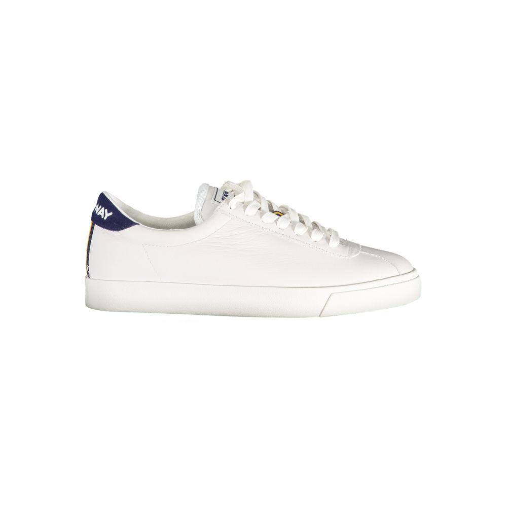 Sleek White Sneakers with Contrast Detailing